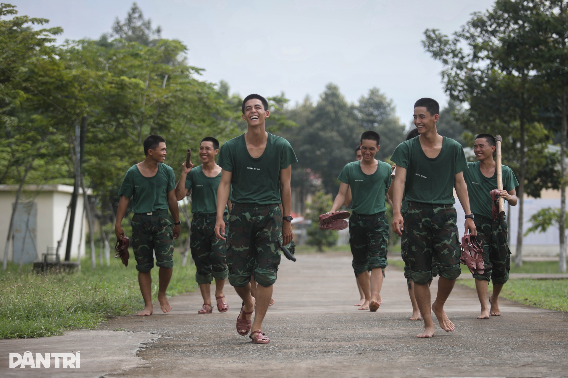 Hai anh em sinh đôi cùng tuyên thệ chiến sĩ mới dưới Quân kỳ Quyết thắng - 10