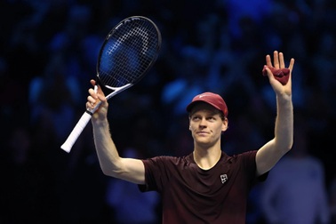 Sinner đánh bại Zverev lần thứ ba trong 17 ngày, vào bán kết ATP Finals