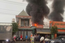 Vựa phế liệu ở Bình Dương cháy ngùn ngụt trong cơn mưa