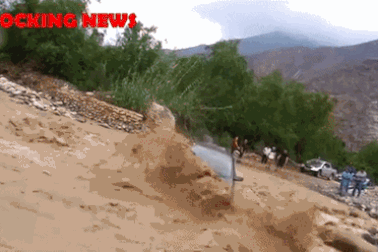 Liều lĩnh vượt lũ dữ, tài xế suýt chết dưới suối