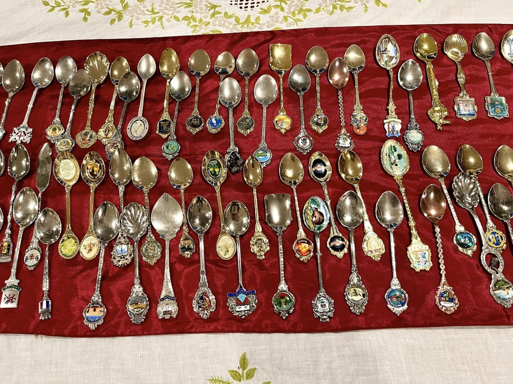 Người phụ nữ Việt đi qua 55 quốc gia, sưu tập hàng nghìn thìa bạc độc lạ - 4 Người phụ nữ Việt đi qua 55 quốc gia, sưu tập hàng nghìn thìa bạc độc lạ - 4