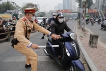 Nhiều người đi xe máy bị tổ công tác đặc biệt ở Hà Nội xử lý vi phạm