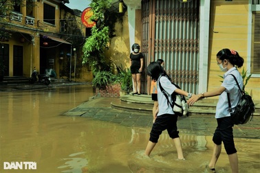 Giới trẻ "check in" phố cổ Hội An mùa lũ