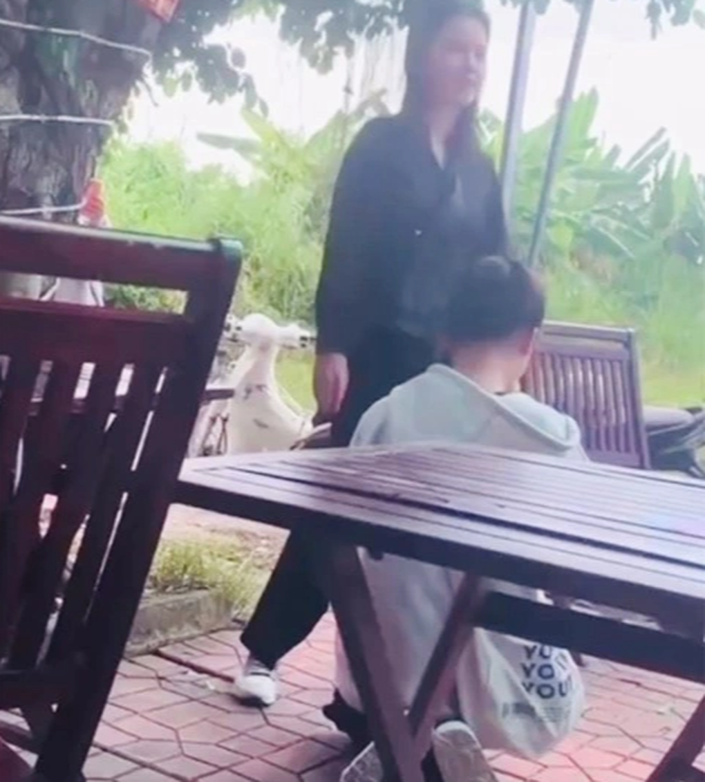 Cô gái dùng tay và chân để giải quyết mâu thuẫn với 2 thiếu nữ - 1 Cô gái dùng tay và chân để giải quyết mâu thuẫn với 2 thiếu nữ - 1