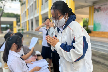 Học trò chắp tay cầu nguyện mong đề ra "Người lái đò sông Đà"