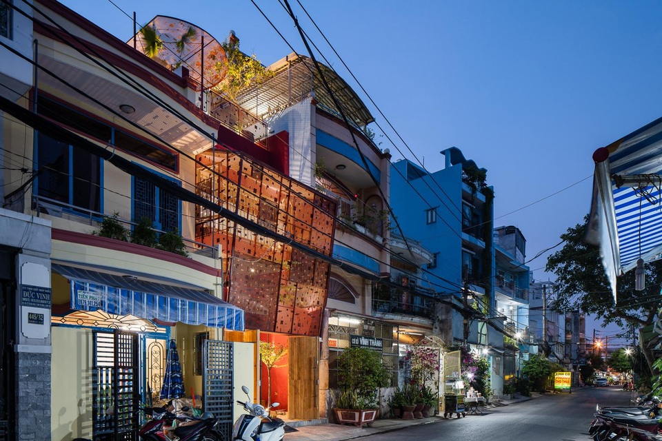 Cô gái xây tặng mẹ căn nhà ngoài đóng, trong mở độc, lạ ở Sài Gòn - 1 Cô gái xây tặng mẹ căn nhà ngoài đóng, trong mở độc, lạ ở Sài Gòn - 1