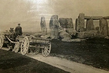 Giả thuyết về quá trình xây dựng bãi đá cổ.