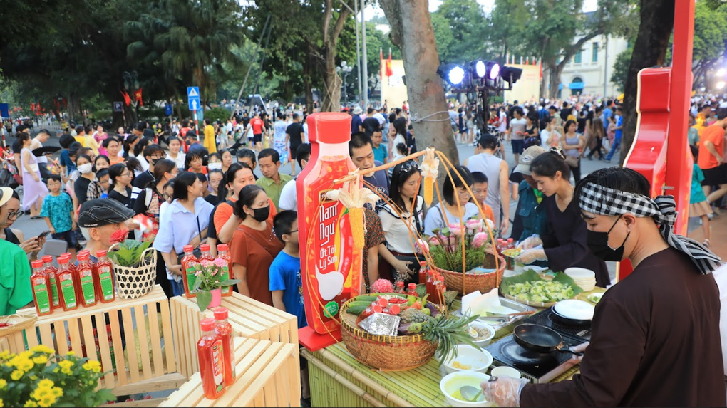 Người Hà thành thưởng thức Nam Ngư Ớt Tỏi Lý Sơn ngay giữa lòng Thủ đô - 2 Người Hà thành thưởng thức Nam Ngư Ớt Tỏi Lý Sơn ngay giữa lòng Thủ đô - 2