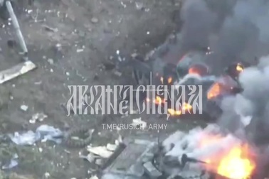 Đoàn xe quân sự Ukraine lọt bãi mìn, bốc cháy dữ dội