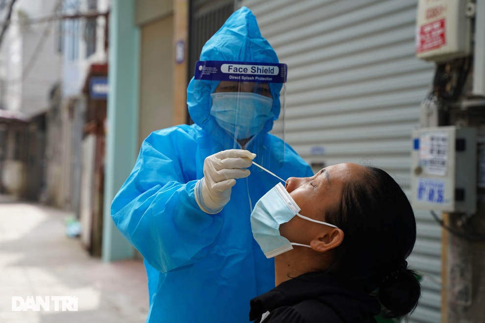 Phun khử khuẩn, xét nghiệm Covid-19 một khu dân cư và chợ dân sinh ở Hà Nội - 8 Phun khử khuẩn, xét nghiệm Covid-19 một khu dân cư và chợ dân sinh ở Hà Nội - 8