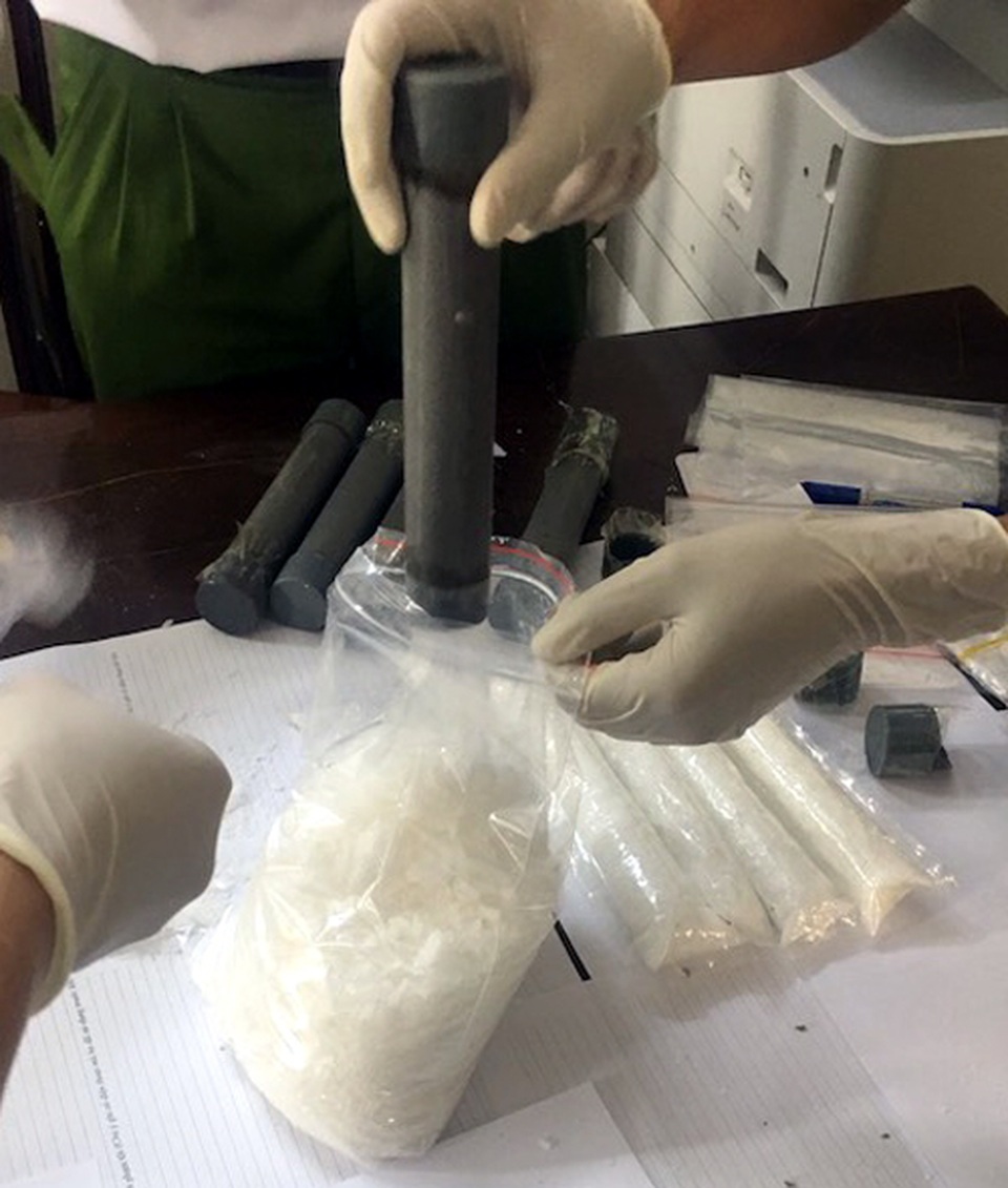 Món hàng bí mật trong 2 can mắm tôm của người phụ nữ Hà Nội - 2 Món hàng bí mật trong 2 can mắm tôm của người phụ nữ Hà Nội - 2