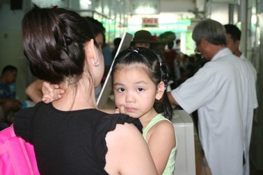 Xót xa tỉ lệ nghịch sức khỏe trẻ và giá sữa 