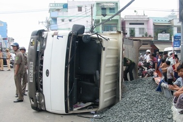 Xe ben chở đá lật nhào giữa đường
