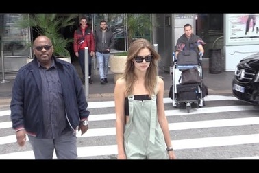 Josephine Skriver sành điệu tại Cannes