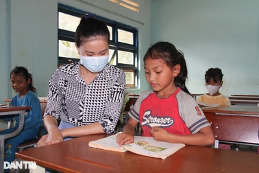 Cô giáo 9X xuyên rừng, vượt hơn 300 km để vào gieo chữ ở "ốc đảo"