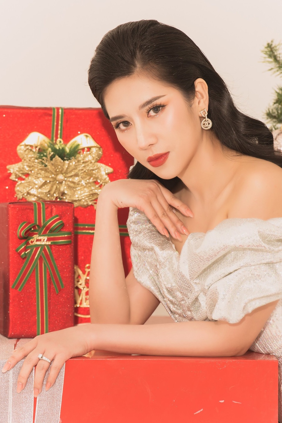Hoa hậu Dương Yến Nhung khoe vẻ ngọt ngào trong bộ ảnh Giáng Sinh - 2 Hoa hậu Dương Yến Nhung khoe vẻ ngọt ngào trong bộ ảnh Giáng Sinh - 2