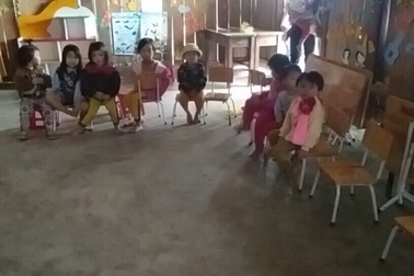 Lớp học hư hỏng do bão, hàng chục trẻ mầm non phải học ké tạm bợ