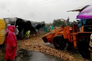 Xe chở gỗ dăm lật nhào trong mưa, QL1A ách tắc