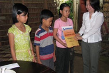 Trao học bổng “Thắp sáng tương lai” cho 3 trẻ mồ côi