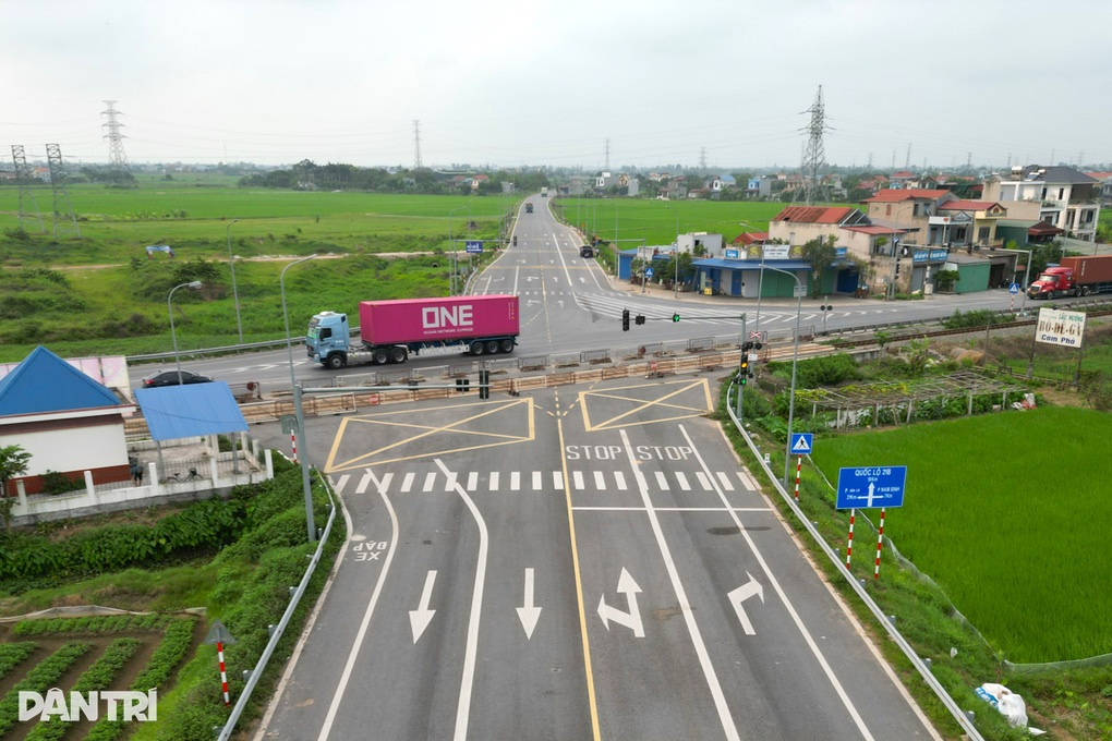 Tuyến đường 560 tỷ đồng ở Ninh Bình bị đứt đoạn vì rào chắn - 1 Tuyến đường 560 tỷ đồng ở Ninh Bình bị đứt đoạn vì rào chắn - 1