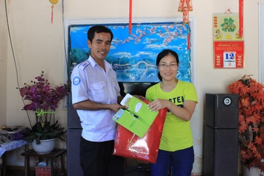 Nữ Việt kiều vui mừng nhận lại tài sản bỏ quên trên taxi