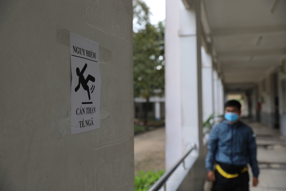 Bệnh viện sụt lún như vừa trải qua động đất - 2