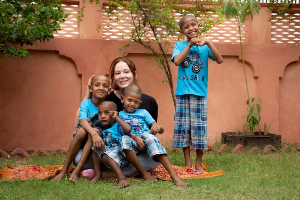 Người phụ nữ bán hết tài sản… nhận nuôi 11 đứa trẻ cơ nhỡ - 9