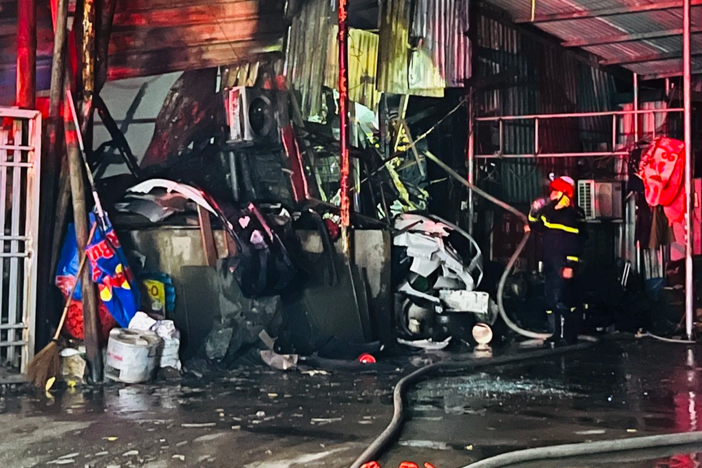 Cháy 4 nhà dân tại cổng khu công nghiệp Vĩnh Tuy ở Hà Nội - 2 Cháy 4 nhà dân tại cổng khu công nghiệp Vĩnh Tuy ở Hà Nội - 2