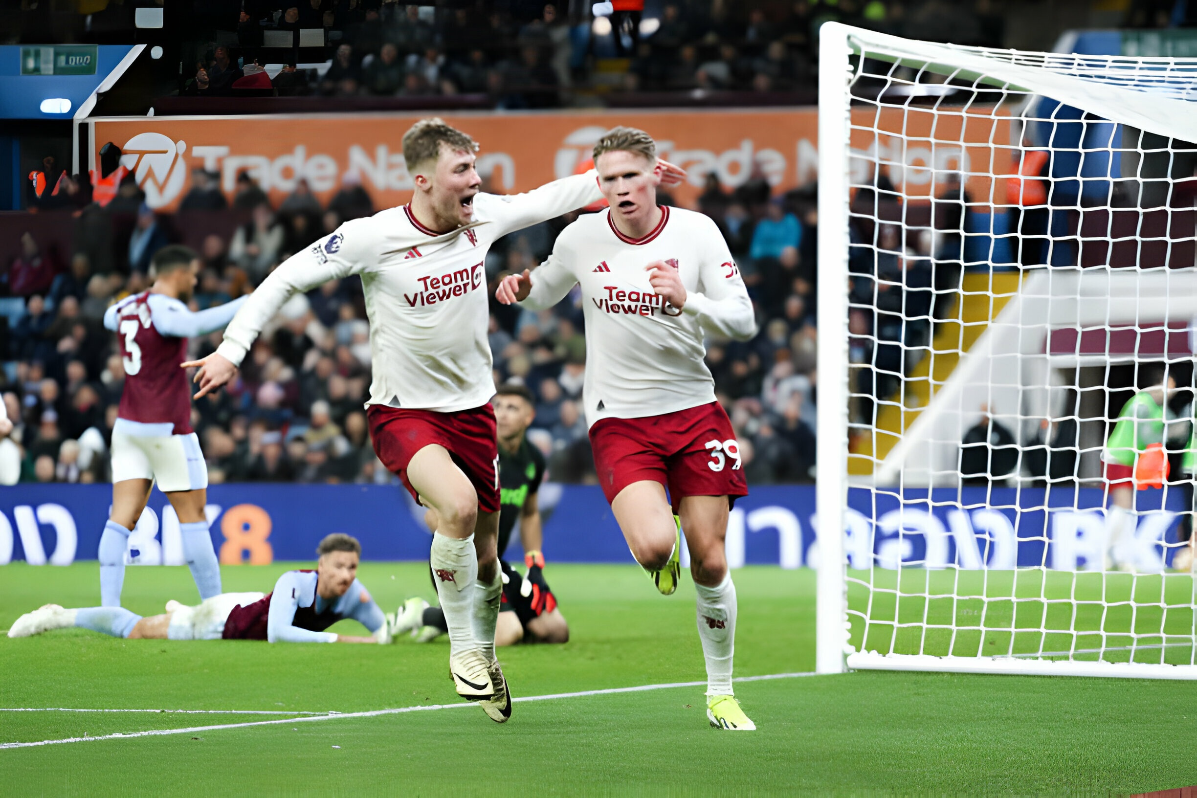 Man Utd thắng Aston Villa, sống lại hy vọng đua top 4 - 1