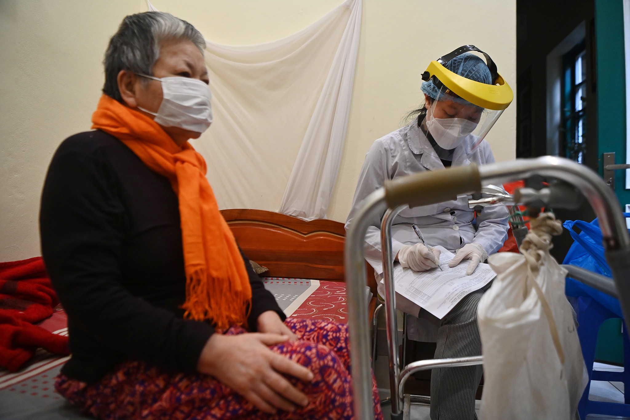 Hà Nội: Tổ vaccine lưu động đi từng nhà tiêm cho đối tượng nguy cơ cao - 7 Hà Nội: Tổ vaccine lưu động đi từng nhà tiêm cho đối tượng nguy cơ cao - 7