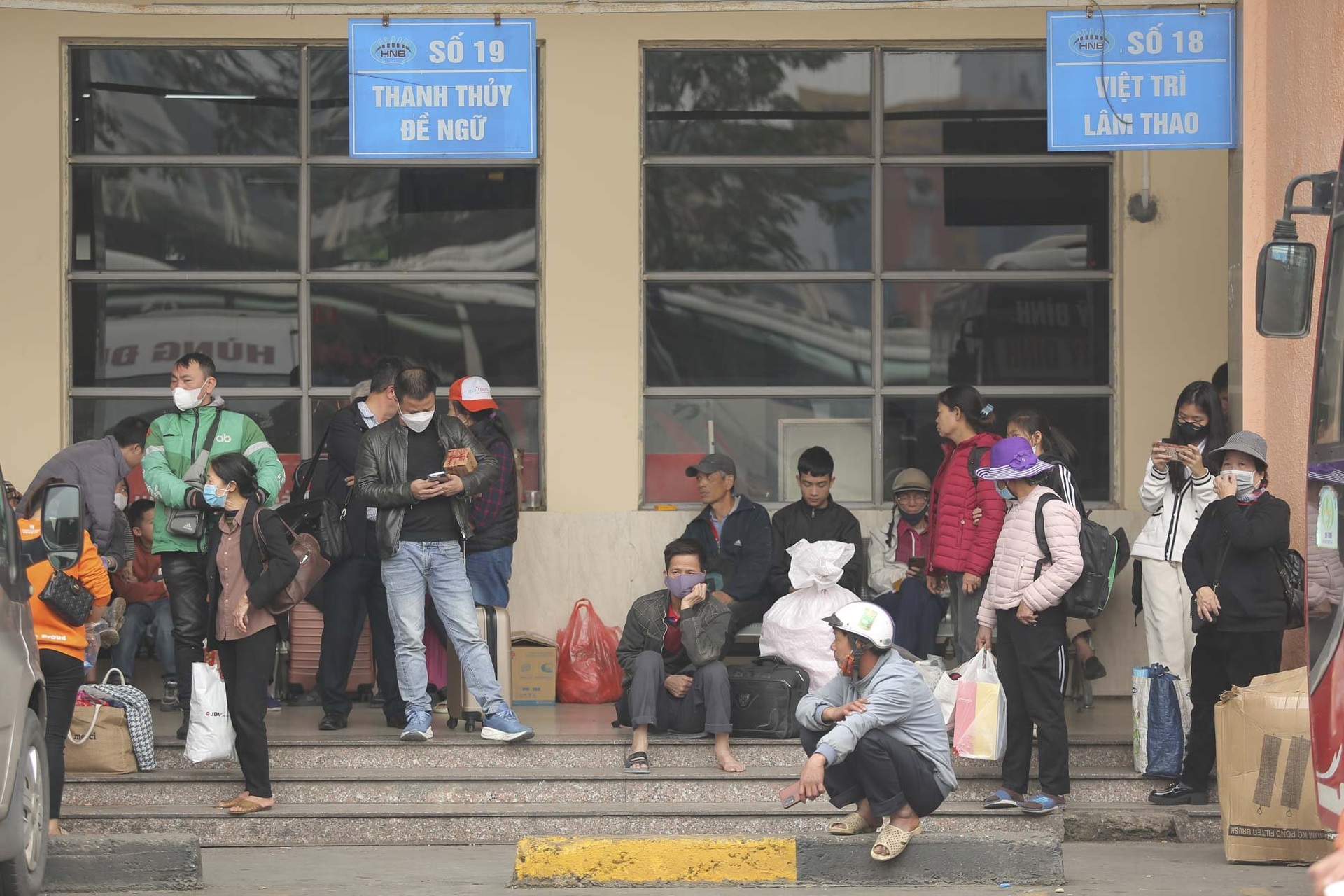Người dân đổ về quê nghỉ Tết Dương lịch, cửa ngõ Hà Nội ùn tắc kéo dài - 12 Người dân đổ về quê nghỉ Tết Dương lịch, cửa ngõ Hà Nội ùn tắc kéo dài - 12