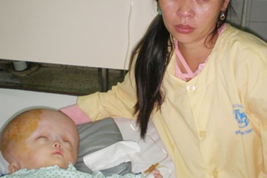 Nỗi đau của người phụ nữ có chồng bội bạc, con mang bệnh hiểm nghèo