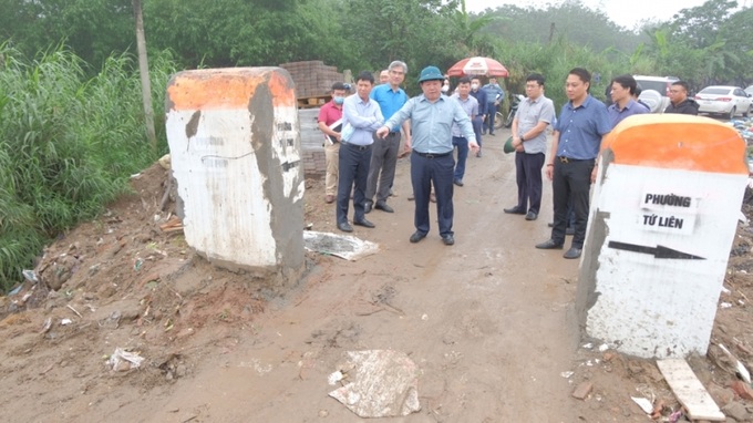 Đoàn công tác Sở NN&PTNT Hà Nội kiểm tra hiện trạng vi phạm xây dựng tại khu vực ven sông Hồng (Ảnh MH).