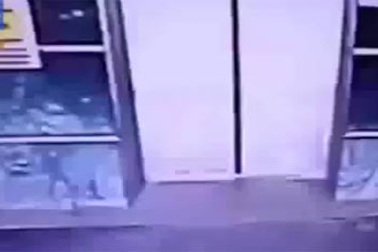 Hành động bất ngờ của bà mẹ cứu con gái bị kẹp thang máy