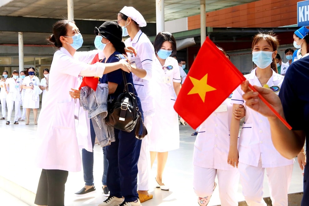 Đoàn y, bác sĩ Quảng Nam lên đường hỗ trợ TPHCM chống dịch Covid-19 - 2 Đoàn y, bác sĩ Quảng Nam lên đường hỗ trợ TPHCM chống dịch Covid-19 - 2