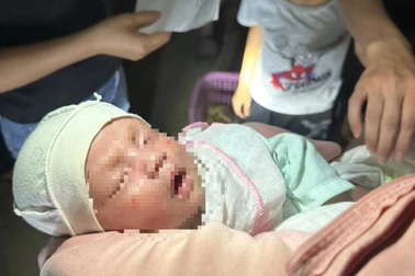 Bé gái bị bỏ rơi cùng lời nhắn “không thể nuôi được cháu”