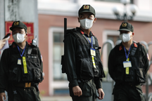 An ninh siết chặt nhiều vòng ở phiên tòa "dì ghẻ" hành hạ bé gái 8 tuổi