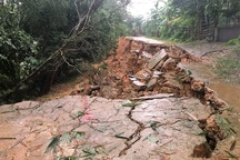 Mưa lớn, sạt lở "nuốt" đường bê tông