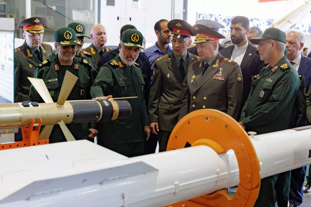 Bộ trưởng Quốc phòng Nga xem UAV, tên lửa siêu vượt âm của Iran - 1 Bộ trưởng Quốc phòng Nga xem UAV, tên lửa siêu vượt âm của Iran - 1