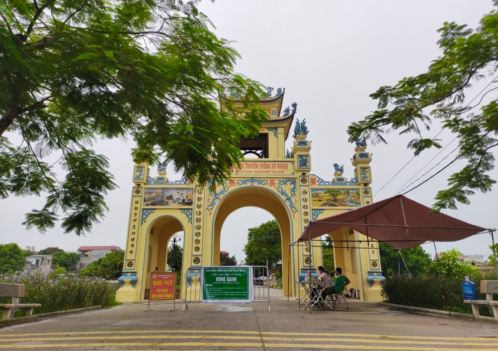 Cổng làng ở ngoại thành Hà Nội hóa chốt vùng xanh bảo vệ dân làng - 1 Cổng làng ở ngoại thành Hà Nội hóa chốt vùng xanh bảo vệ dân làng - 1