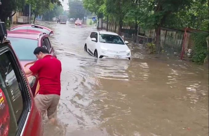 Xe điện được xem là phương tiện lý tưởng tại các đô thị hễ mưa là ngập như Hà Nội, TP.HCM.