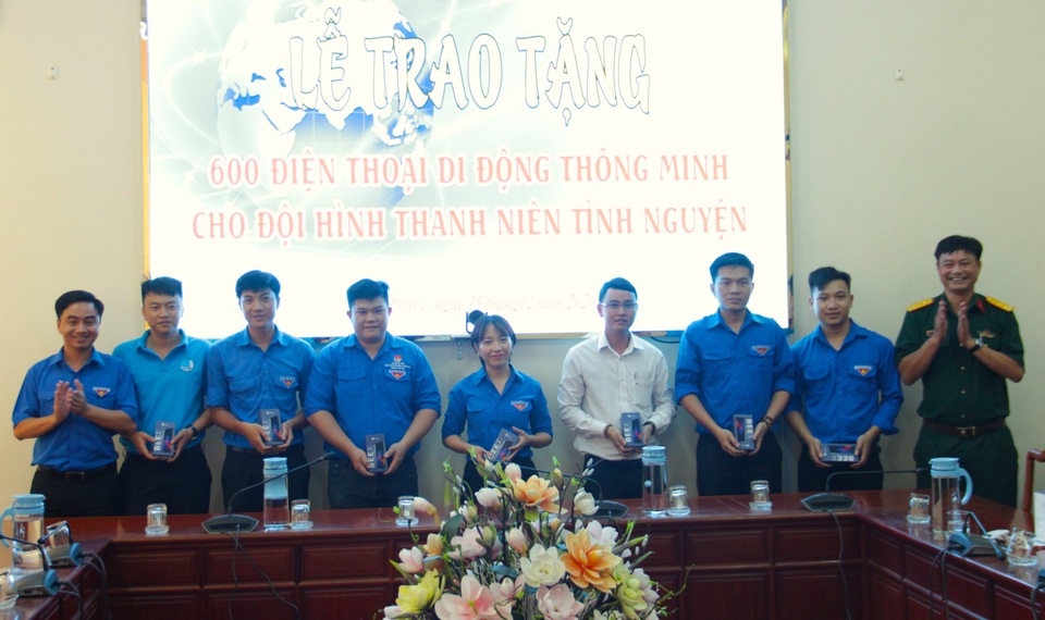 Tặng điện thoại cho tình nguyện viên hỗ trợ xây dựng chính quyền điện tử - 2 Tặng điện thoại cho tình nguyện viên hỗ trợ xây dựng chính quyền điện tử - 2