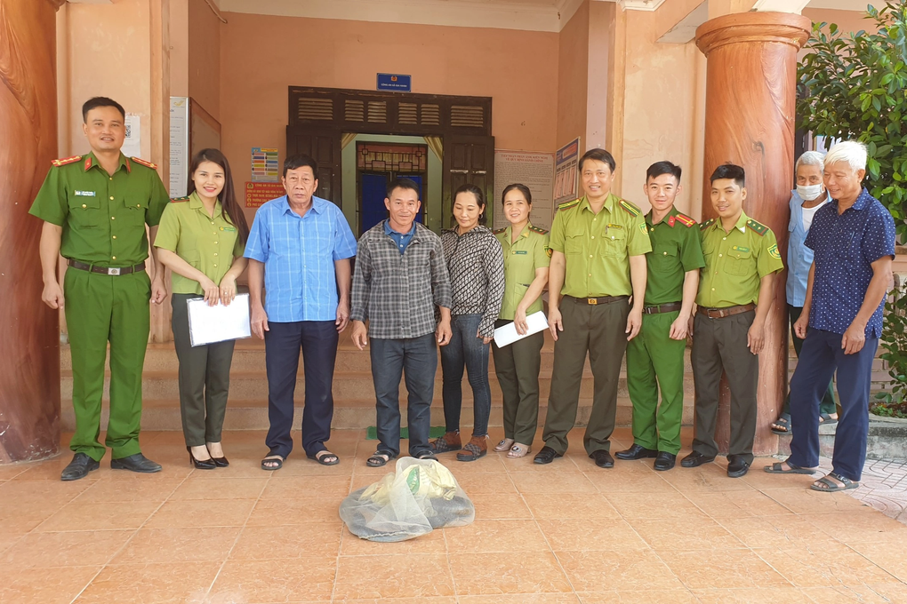 Bắt được rắn hổ mang chúa dài hơn 3m trong vườn nhà - 3 Bắt được rắn hổ mang chúa dài hơn 3m trong vườn nhà - 3