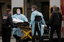 Mỹ xem xét trả viện phí cho người nhiễm Covid-19 không có bảo hiểm