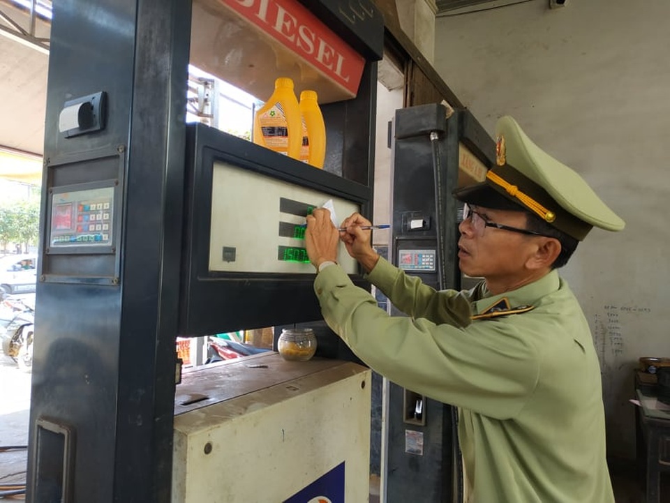 Phát hiện, xử lý 2 cơ sở kinh doanh xăng dầu không phép - 1 Phát hiện, xử lý 2 cơ sở kinh doanh xăng dầu không phép - 1