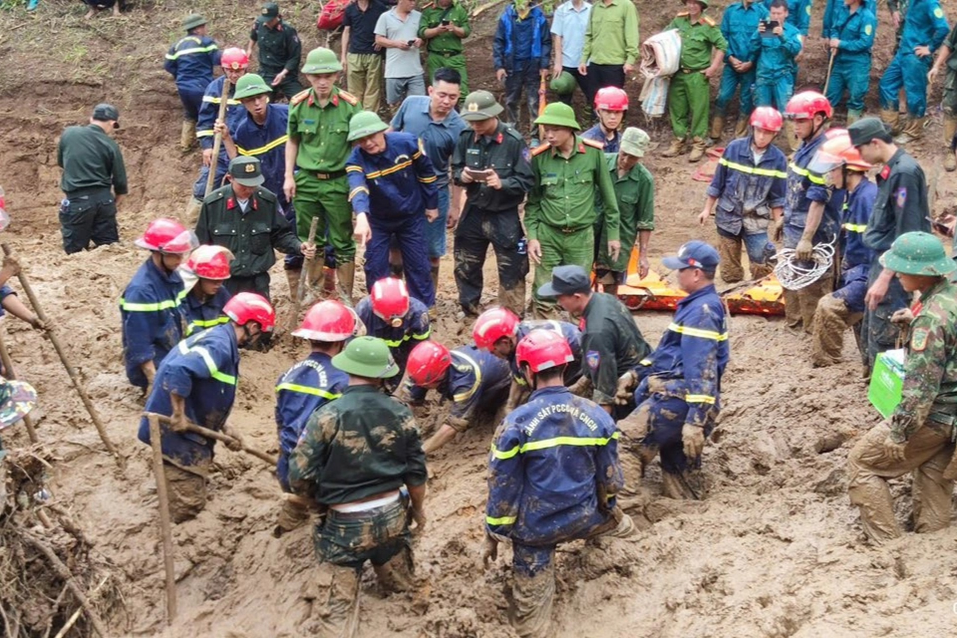Hình ảnh bản làng tan hoang sau trận lũ dữ ở Điện Biên - 8 Hình ảnh bản làng tan hoang sau trận lũ dữ ở Điện Biên - 8
