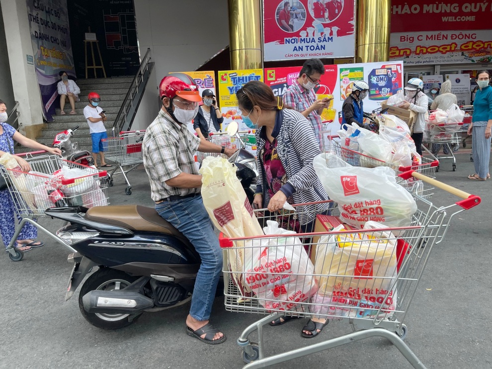 TPHCM: Người dân xếp hàng dài chờ mua thực phẩm, siêu thị không thiếu đồ - 9 TPHCM: Người dân xếp hàng dài chờ mua thực phẩm, siêu thị không thiếu đồ - 9