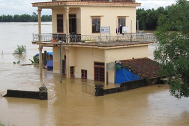 Nước sông Lam dâng cao, hàng trăm hộ dân ngập lụt 