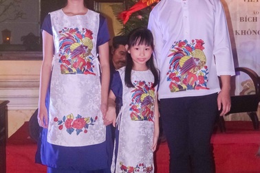 Độc đáo bộ sưu tập áo dài tranh Đông Hồ