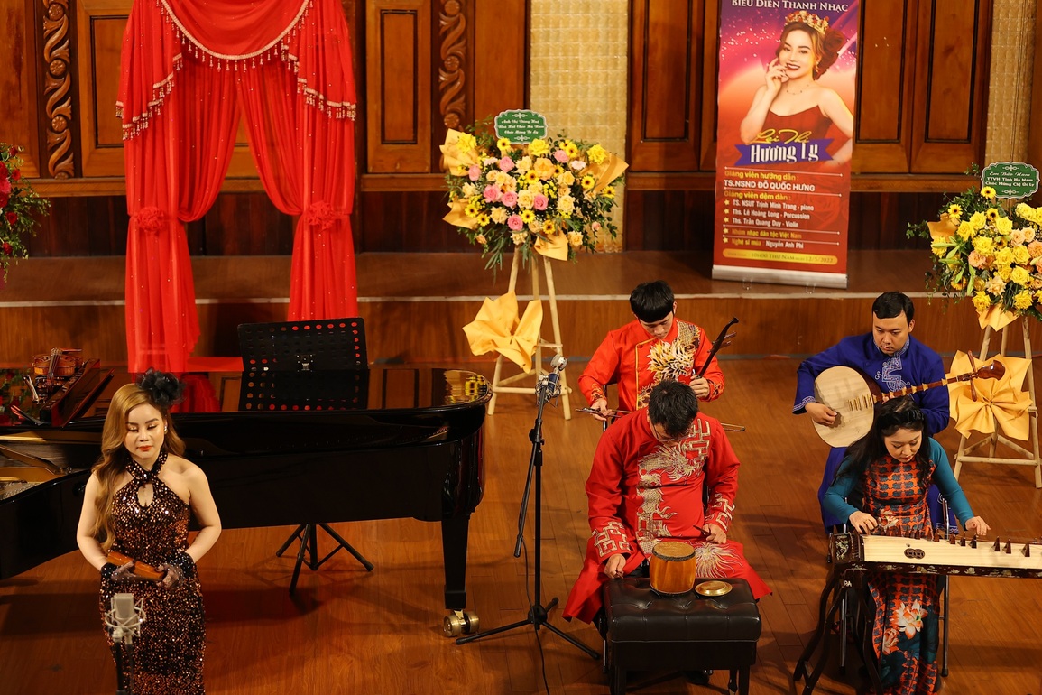 Nữ ca sĩ mang xẩm Thập ân xứ Nghệ lên sân khấu âm nhạc thính phòng - 3 Nữ ca sĩ mang xẩm Thập ân xứ Nghệ lên sân khấu âm nhạc thính phòng - 3